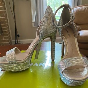 Gianni Bini Jewelson high heels